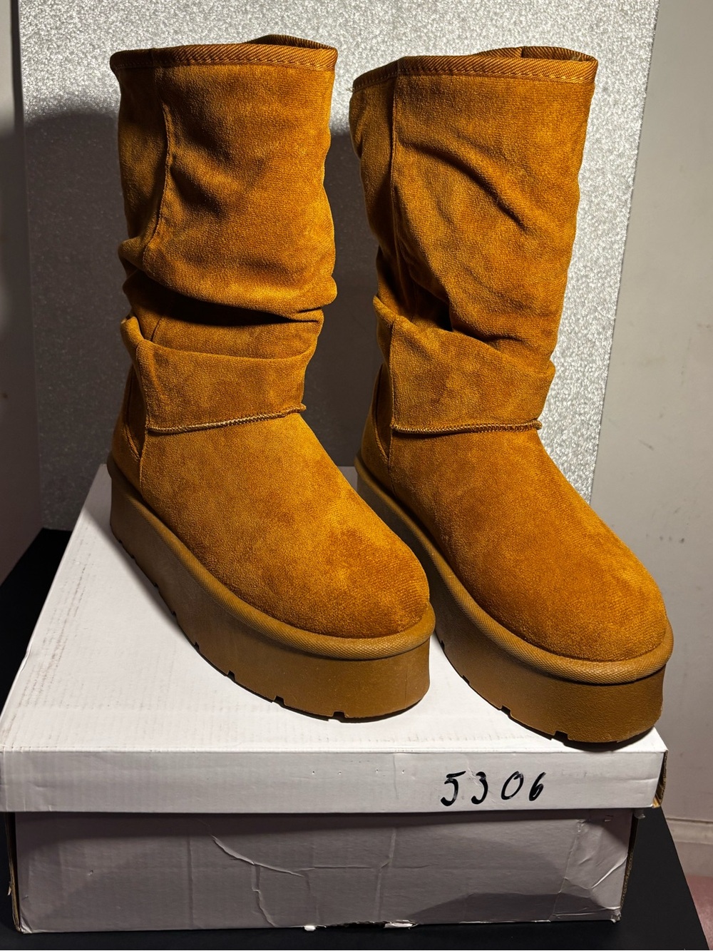 BRAND NEW Brown Winter Boots With Platformed Bottoms🤎perfect for cold weather!